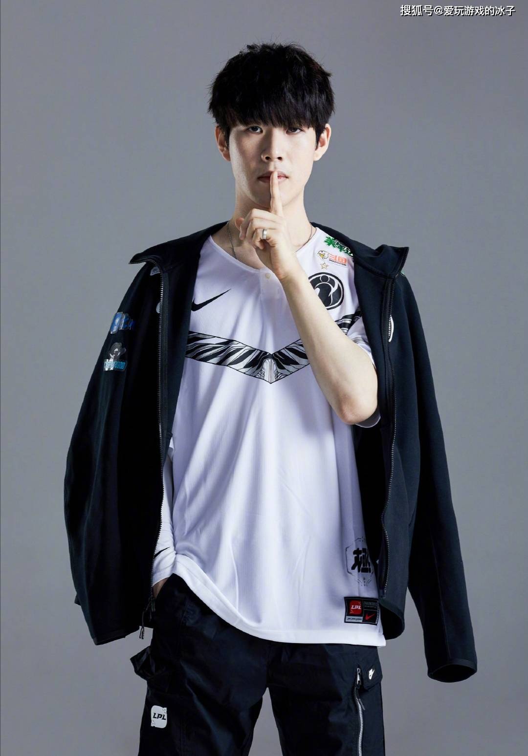 T1的S13冠军皮肤确定在8月中旬上线，至臻皮肤为Zeus的杰斯